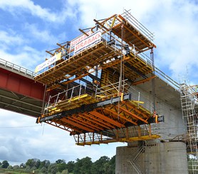 Mostní konstrukce využívající vozík pro letmou betonáž.