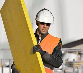 Třívrstvá překližková deska vytvořená z lepených vrstev smrkové dýhy.