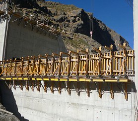 Stavba přehrady s využitím šplhacích konzol BMK.