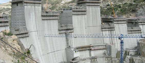 Stavba přehradních hrází o různých sklonech.