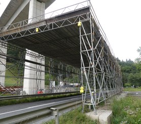 Dočasná ochrana pro nadjezdy zajišťující bezpečnost pracovníků a třetích stran.