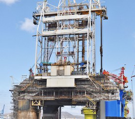 Pracovní plošiny a bezpečné přístupy na olejovou plošinu.
