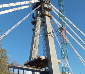 Přístupové schodišťové věže pro stavbu stožáru.