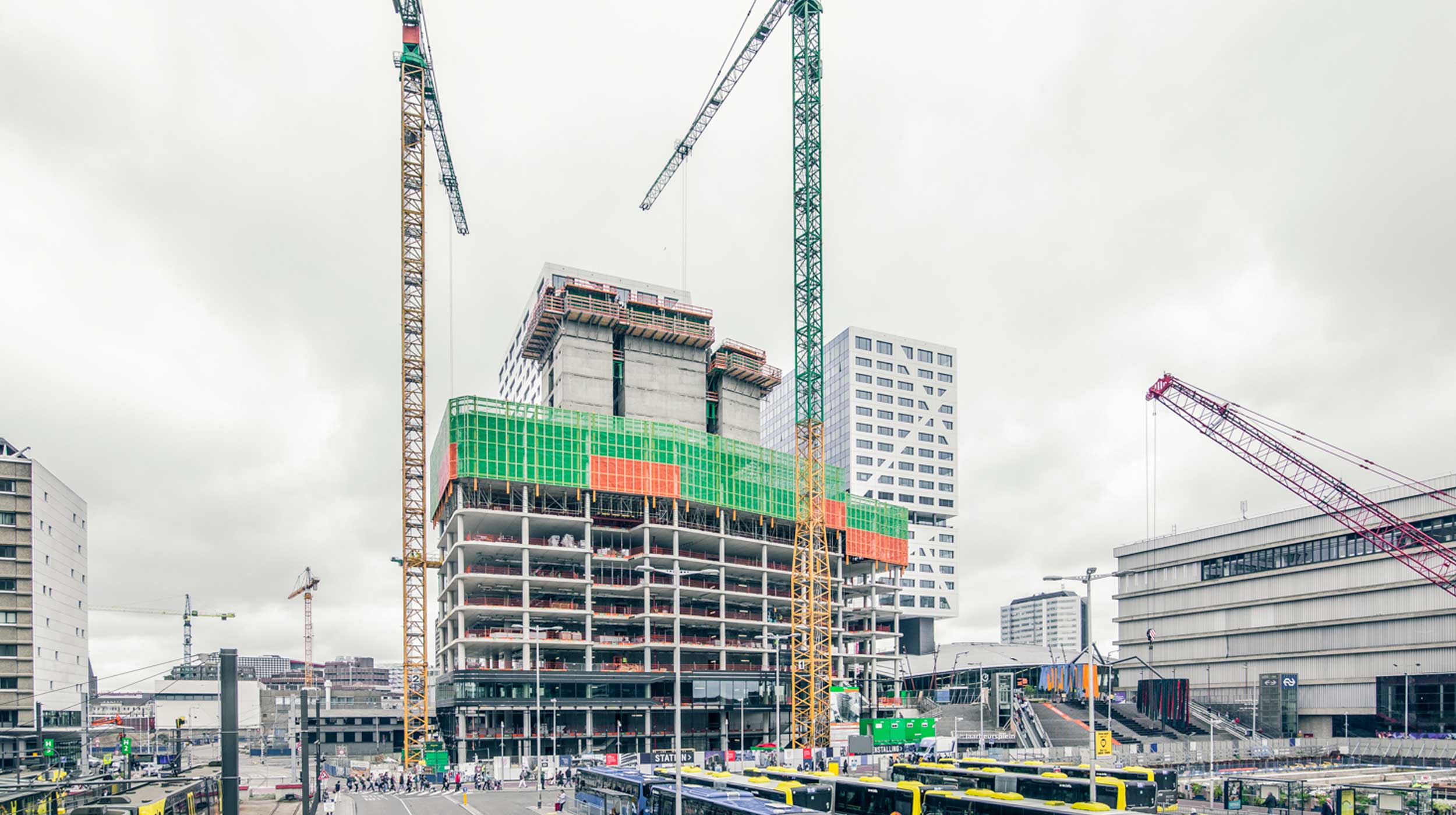 Světové obchodní centrum (WTC) se může pochlubit rozlohou 32 000 m², měří 70 metrů na výšku, která je rozložená na 19 podlažích.