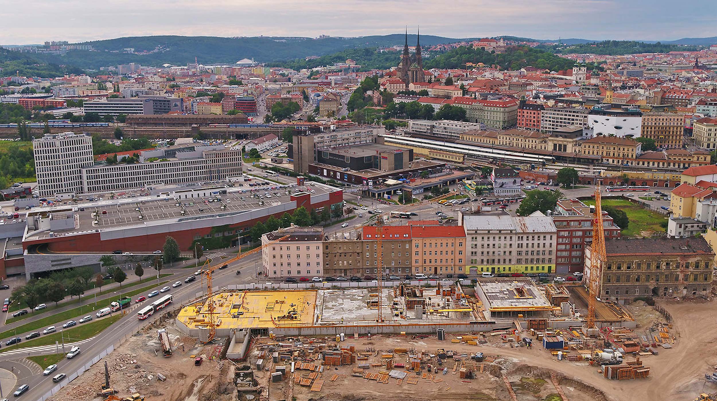 120 000 m² administrativních prostor vznikla revitalizací bývalé textilní továrny Vlněna v historickém centru Brna.