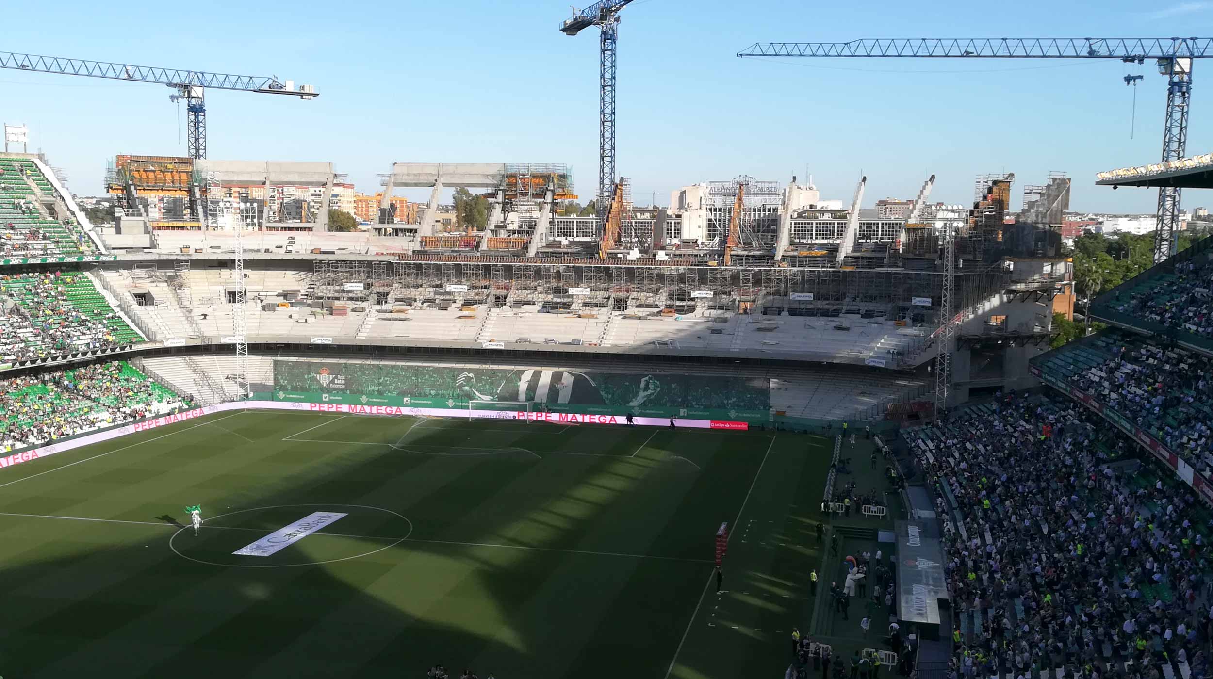 Výstavba jižní tribuny na stadionu Benito Villamarína v Seville ve Španělsku.
