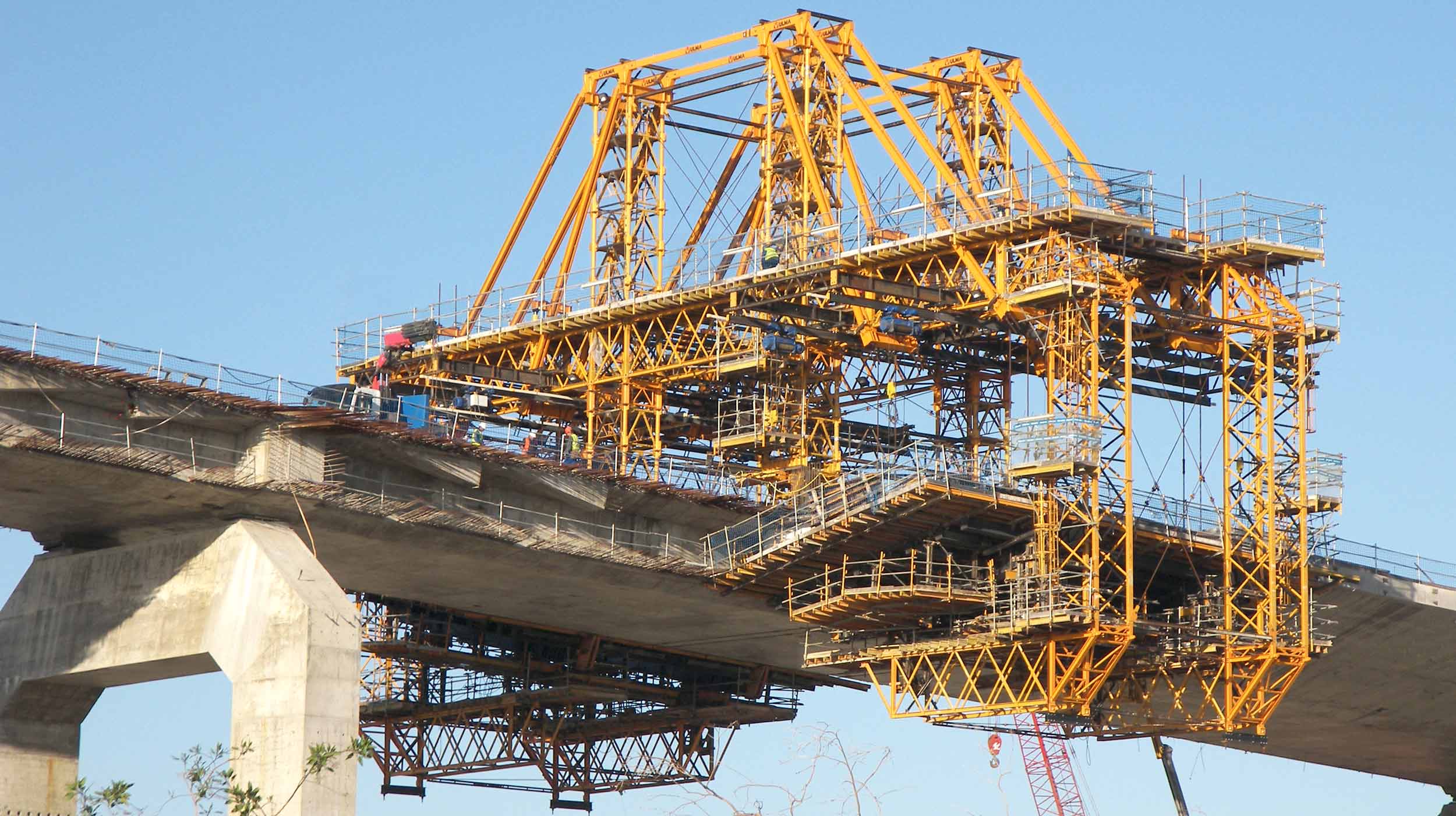 Dobré naplánování, inženýrské služby, podpora přímo na staveništi i špičkové produkty – to vše bylo naprosto zásadní pro úspěšné dokončení druhého nejvyššího mostu světa.