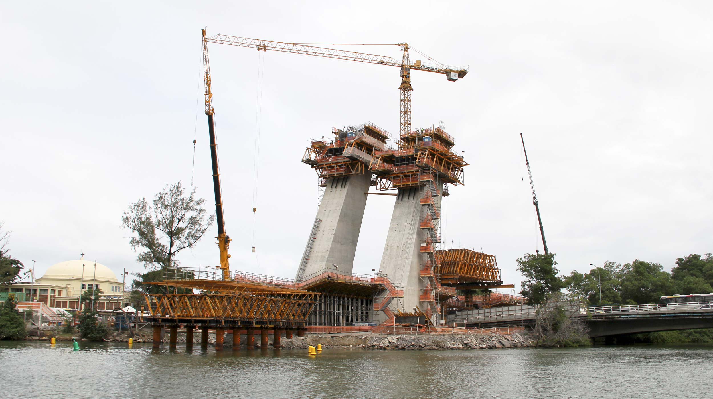 V Latinské Americe ještě nikdy předtím nebyl ke stavbě nakloněných pilířů závěsného lanového mostu použit samošplhací systém.