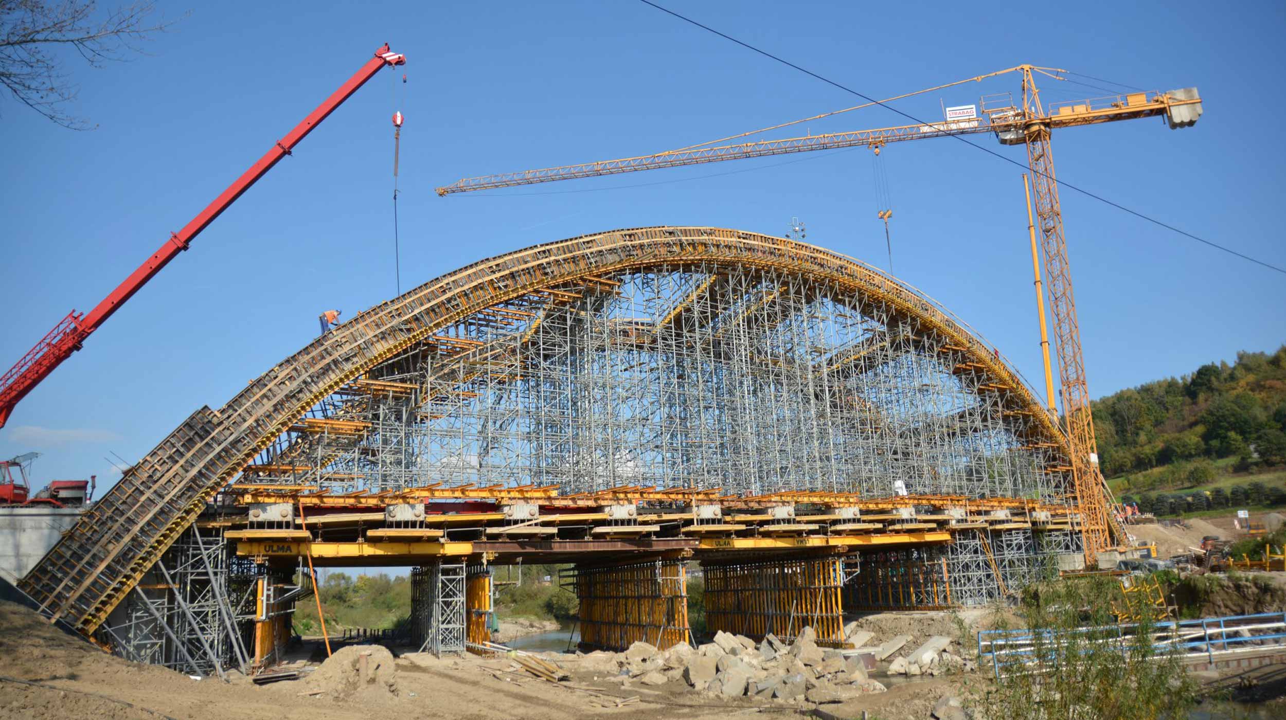Ke stavbě tohoto mostu bylo využito podpůrných systémů různých výšek, které zajistily maximální efektivitu práce po celou dobu výstavby.