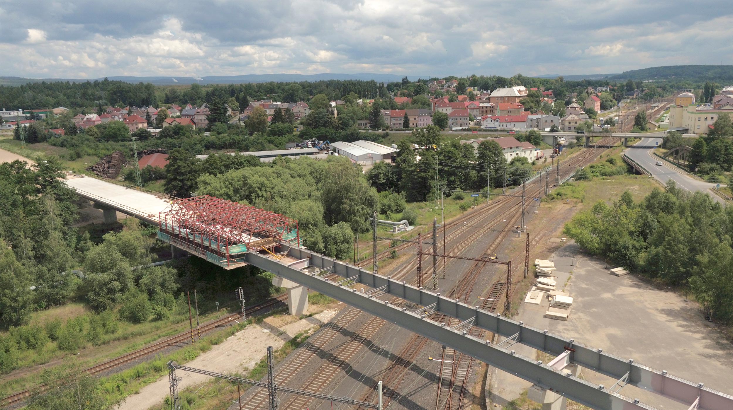 Most přes železniční trať a řeku Svatavu.