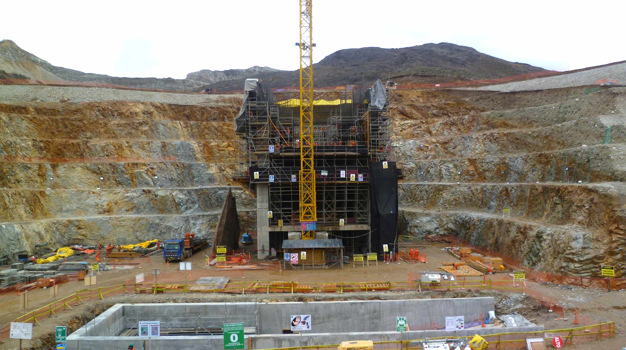 Velkokapacitní projekty, jako je tento povrchový důl, zahrnují celou řadu unikátních konstrukcí a vyžadují individuální řešení. Uplatní se zde produkty, které se dokážou přizpůsobit specifickým požadavkům projektu.