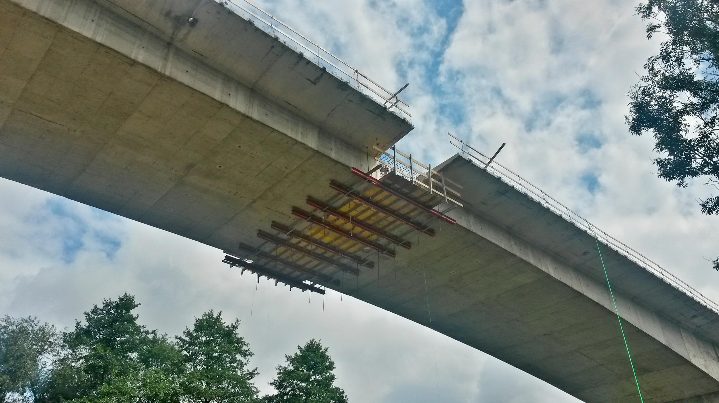 Rekonstrukce mostu pomocí spodní reprofilační lávky zlepšilo silniční provoz na trase Žilina-Ružomberok.