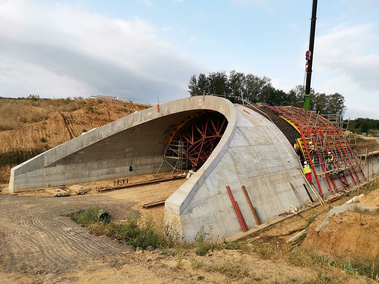 Přesypaný dálniční most SO 204 ve velkém svahu