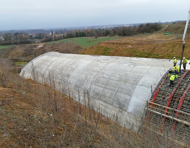 Přesypaný dálniční most SO 204 ve velkém svahu