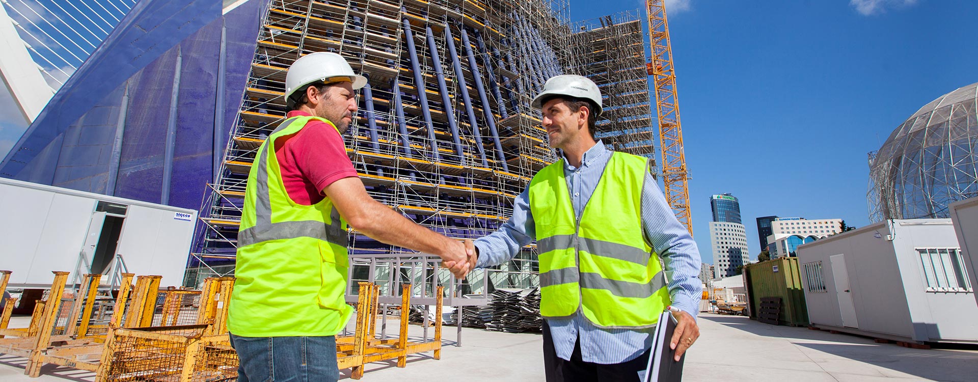 Nabízíme integrovaná řešení a služby v oblasti bednění a lešení. Hlavní oblastí naší činnosti je pronájem a prodej našich produktů.